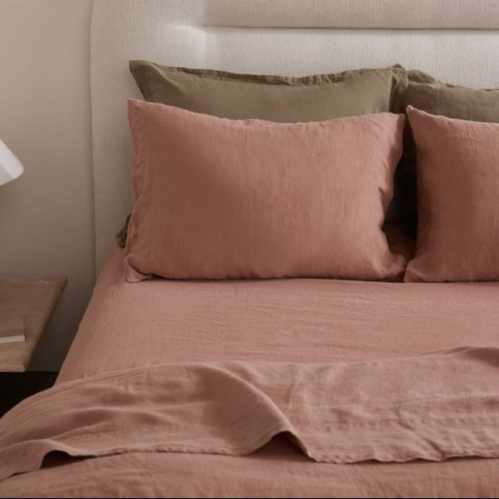 Parachute Linen Queen Fitted Sheet and Pillowcases
